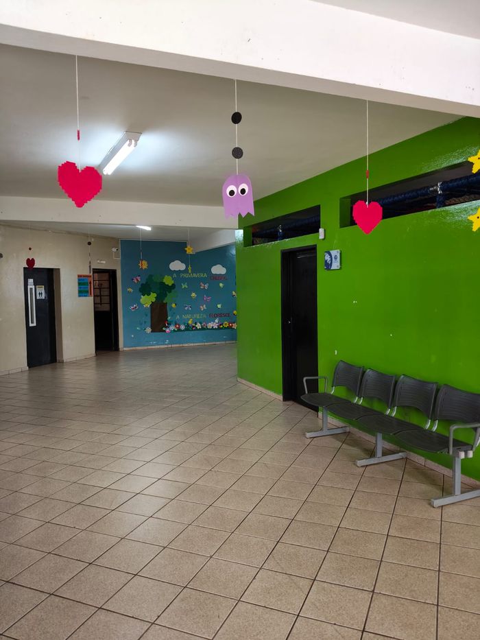Corredor amplo da escola, decorado