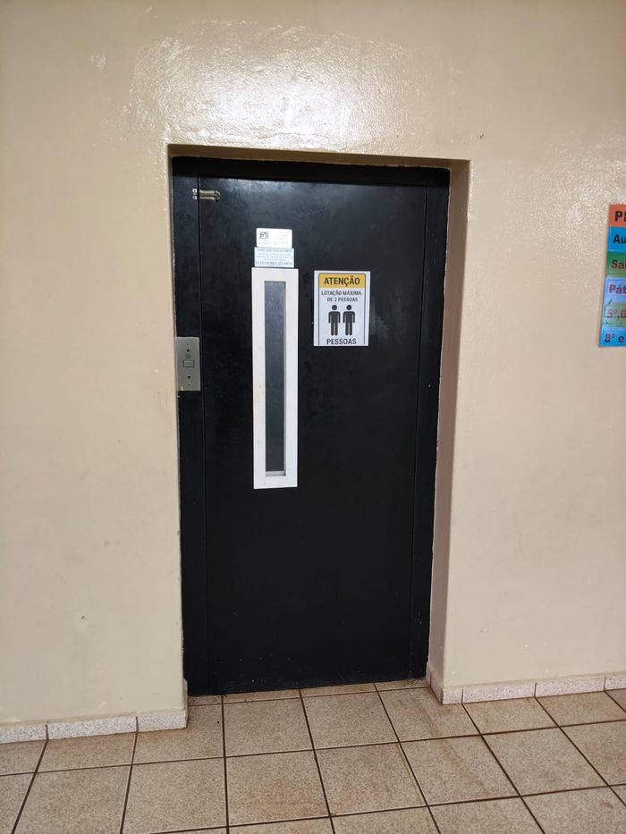 Elevador da escola, para acesso a todos os andares