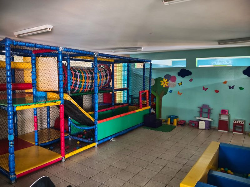 Playground coberto, com escorregador, túnel e piscina de bolinhas