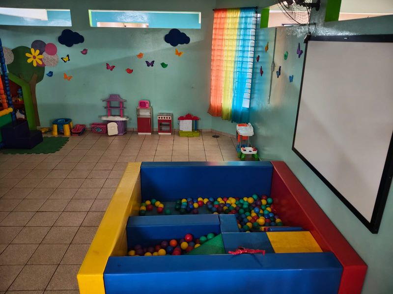 Sala de brinquedos com piscina de bolinhas