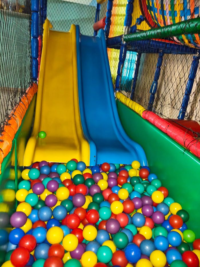 Escorregador e piscina de bolinhas do playground
