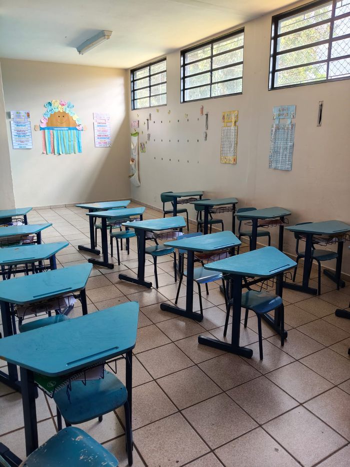 Sala de aula ampla e bem ventilada
