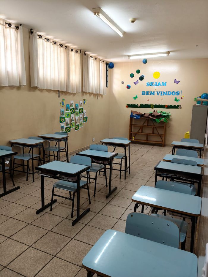 Outra sala de aula ampla e bem ventilada